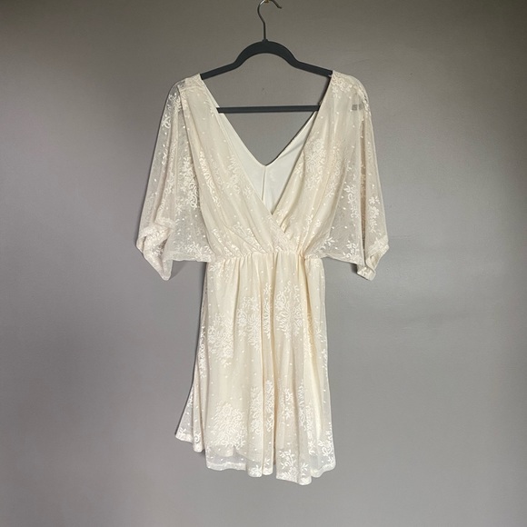 Cream lace dress with flutter sleeves - Picture 2 of 3